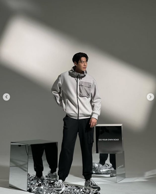 '신민아♥' 김우빈, 압도적 비율...봄을 알리는 청량한 비주얼