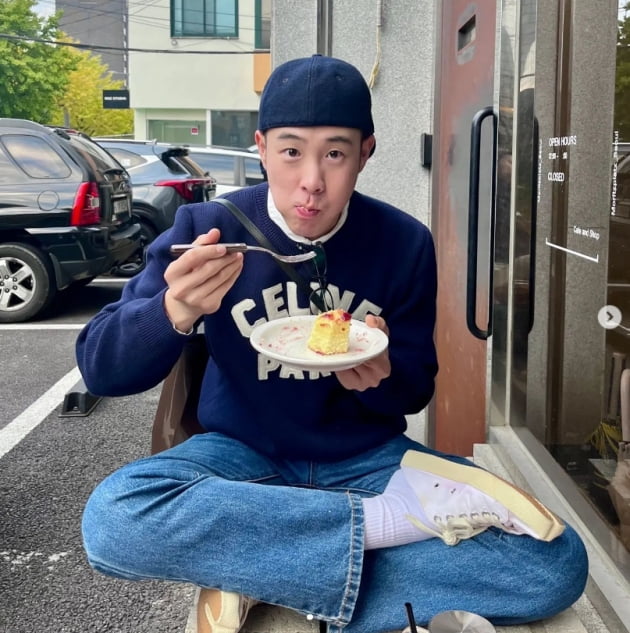 피오, 휴가나와 당 보충중...매력으로 빈틈없는 외모