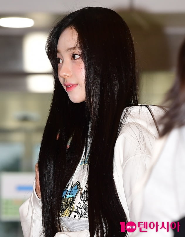 [TEN 포토] 에스파 카리나 '어느쪽으로 봐도 이쁨'