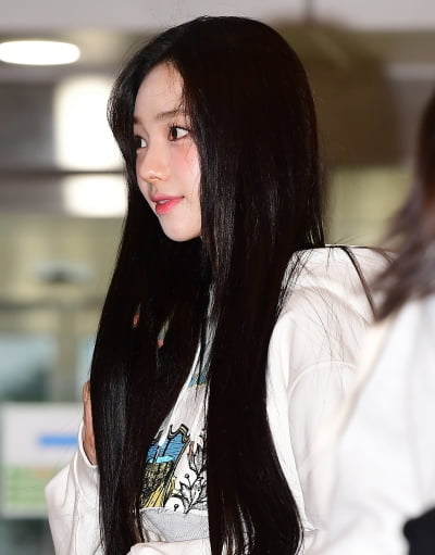 [TEN 포토] 에스파 카리나 '어느쪽으로 봐도 이쁨'