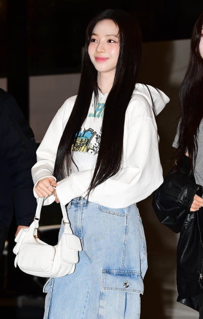 [TEN 포토] 에스파 카리나 '확 달라진 분위기'