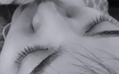 송혜교, 입술 쭉 뽀뽀…누워만 있어도 완성되는 화보