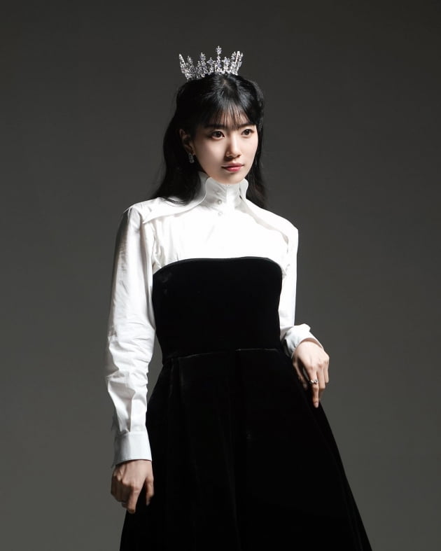 수지, 나라 하나 드려야 할 듯…미모로 압도하는 여왕의 자태
