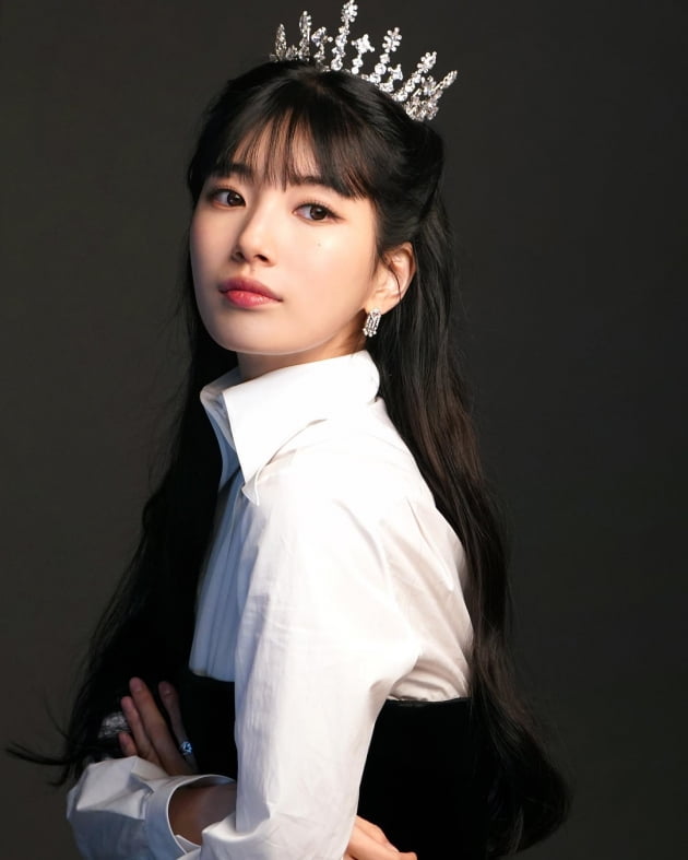 수지, 나라 하나 드려야 할 듯…미모로 압도하는 여왕의 자태