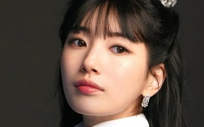 수지, 나라 하나 드려야 할 듯…미모로 압도하는 여왕의 자태