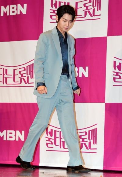 [TEN 포토] 손태진 '불타는 트롯맨 1위 당당한 발걸음'