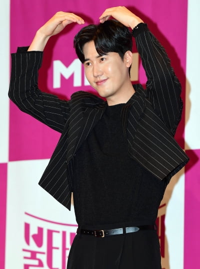 [TEN 포토] 신성 '감사합니다'(불타는 트롯맨)