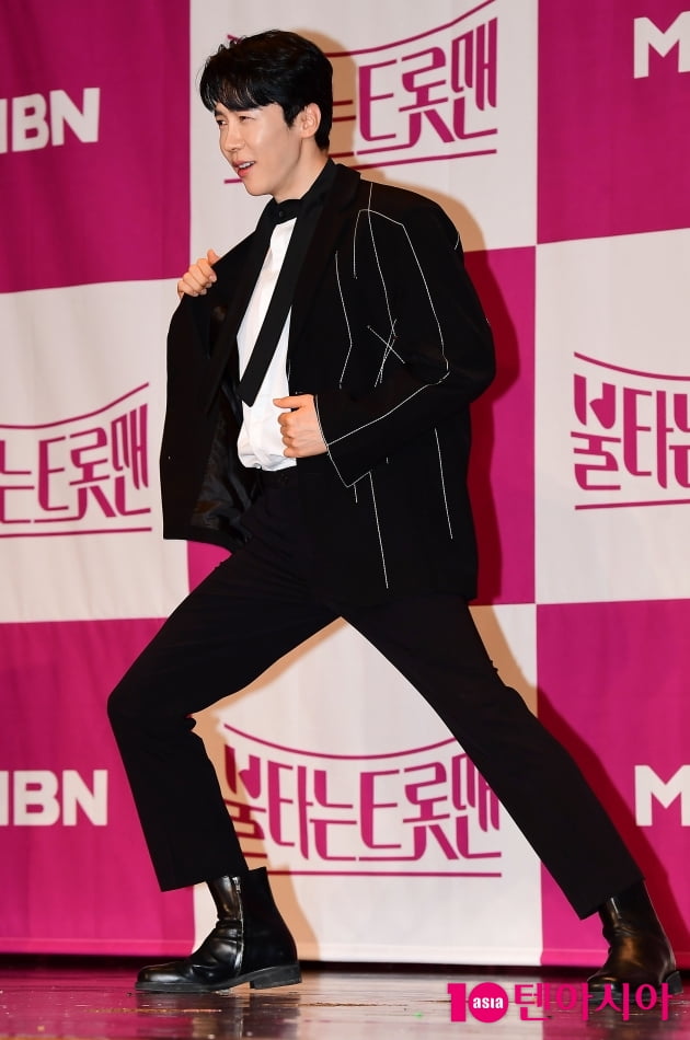 [TEN 포토] 에녹 '치명적인 포즈'(불타는 트롯맨)