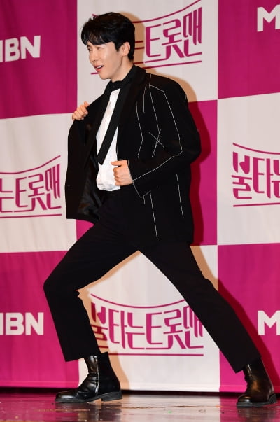 [TEN 포토] 에녹 '치명적인 포즈'(불타는 트롯맨)