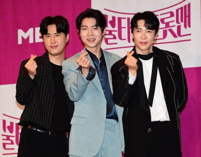 [TEN 포토] 신성-손태진-에녹 '신의 손이 하트 뿌려요'