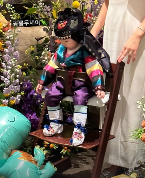 '이영돈♥' 황정음, 둘째 아들 화려한 돌잔치...화목한 가족