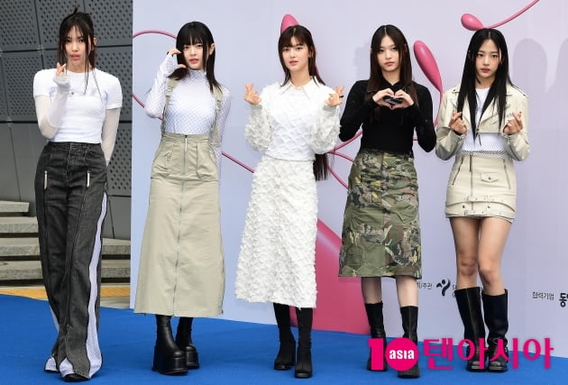 [TEN 포토] 뉴진스 '남심 사로잡는 하트'