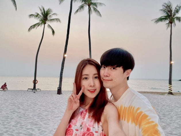 간미연♥황바울, 얼굴 맞대고 노을 맛집서 힐링…에너지 충전 완료