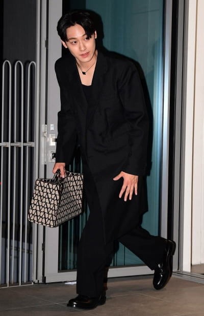 [TEN 포토] 이도현 '명품으로 입은 여정선배 등장'