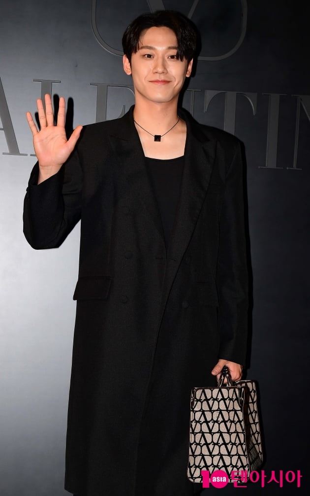 [TEN 포토] 이도현 '손인사로 심장어택'