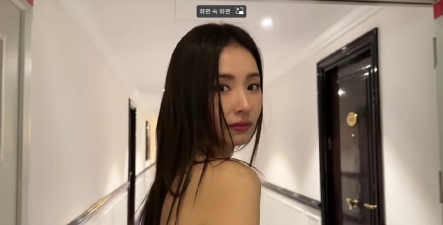 신세경, 프랑스를 밝힌 인형...누구를 위한 선그라스?