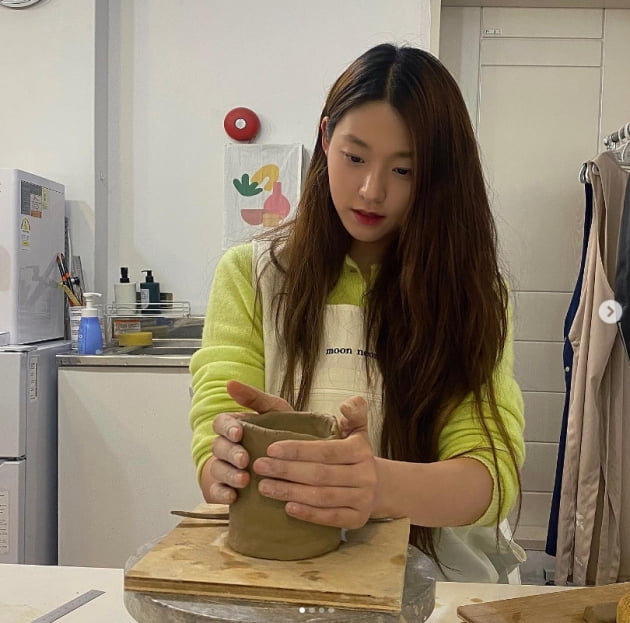 설현, 머그잔 성공할까?...터치해보고 싶은 꿀피부