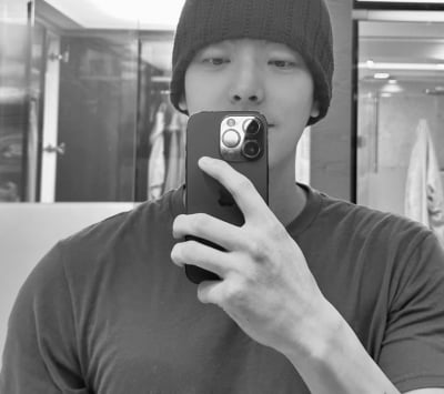'신민아♥' 김우빈, 흑백 뚫고 나오는 아우라...비니 쓰고 멋짐 장착