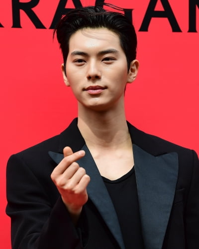 [TEN 포토] 이채민 '심쿵 하트'