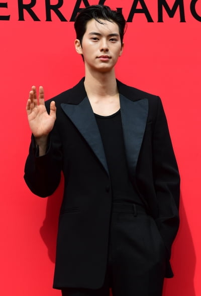 [TEN 포토] 이채민 '부드러운 인사'