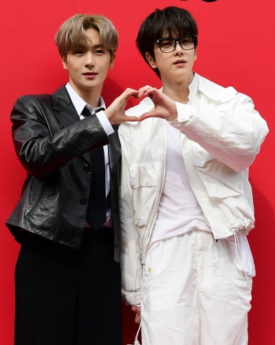 [TEN 포토] 더보이즈 현재-영훈 '심쿵 함께 만든 하트'