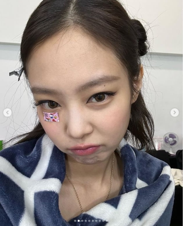 블랙핑크 제니, 예쁨주의보 반창고는 덤...청순 미모