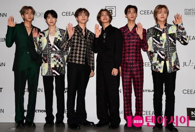 [TEN 포토] 엑스디너리 히어로즈 '화려한 수트핏'