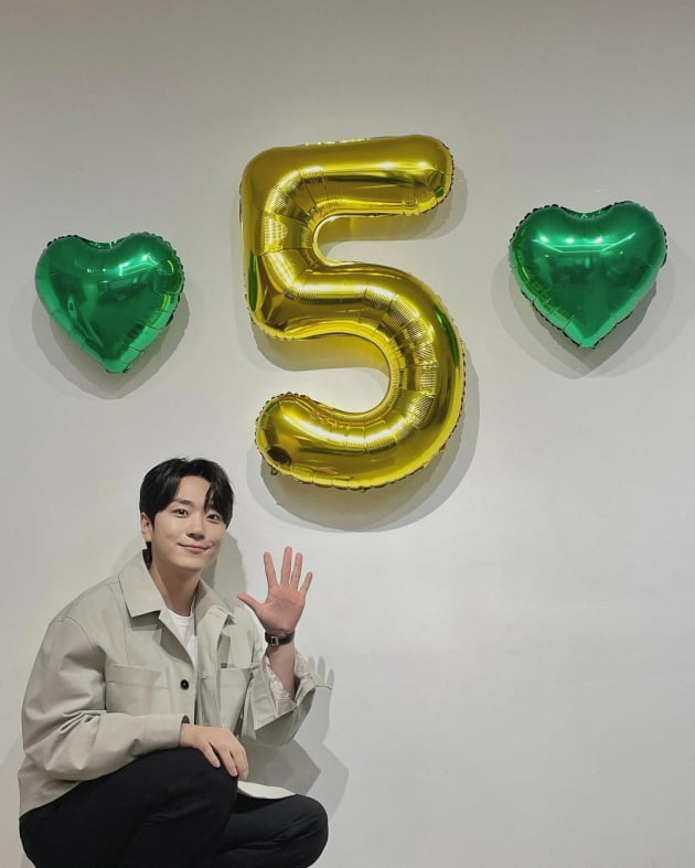 고우림, 포레스텔라 5주년 자축 "조금 늦었지만 축하해"