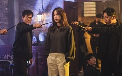 킬러 이지아, 일촉즉발…'정신병원 원장' 심소영에 핏빛 복수하나('판도라')