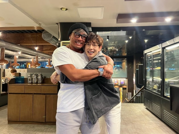 임시완, '짐승 피지컬' 추성훈 품에 쏙 안겼네…황광희도 감격