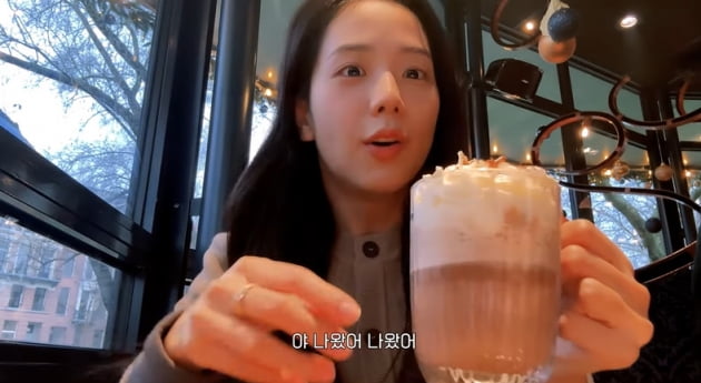 "젠득이 지켜" 블랙핑크 제니, 눈썹 없는데 이렇게 귀여워도 돼?