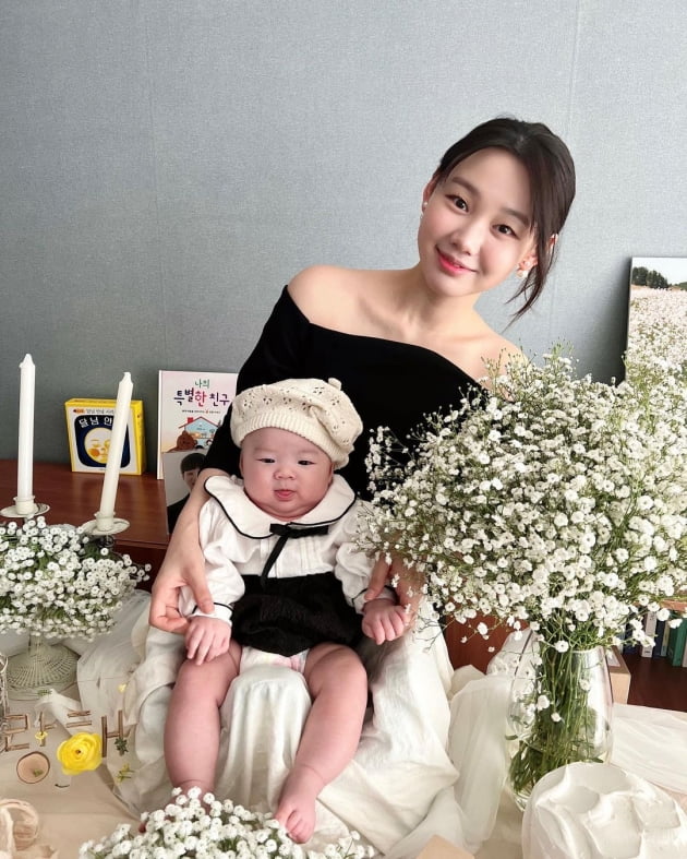 'SBS 퇴사' 김수민, 결혼 1년도 채 안 돼 차린 백일상에 '행복'…아들과 붕어빵