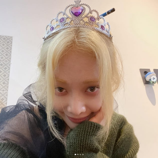 김히어라, 약쟁이 이사라 연필 꽂고 왕관 썼네…조금 무서운 건 왜일까
