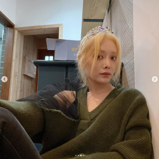 김히어라, 약쟁이 이사라 연필 꽂고 왕관 썼네…조금 무서운 건 왜일까