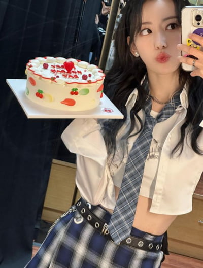 생일 케이크에 감동 받은 사쿠라, 벚꽃 닮은 미소