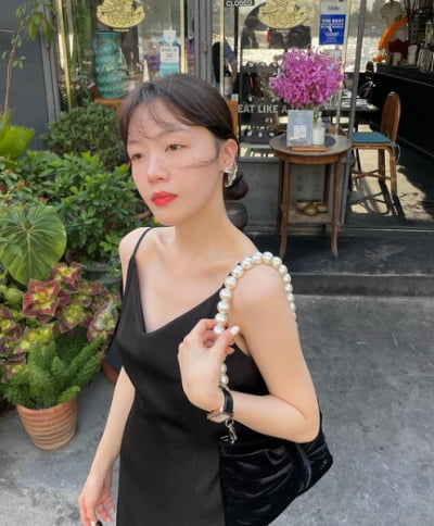 방민아, 미모보다 더 눈에 띄는 진주 미니백…고급미가 철철