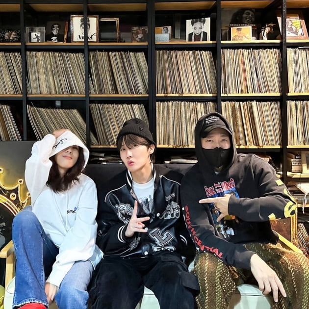 방탄소년단 제이홉, 윤미래♥타이거JK와 찰칵…해피 바이러스 전파