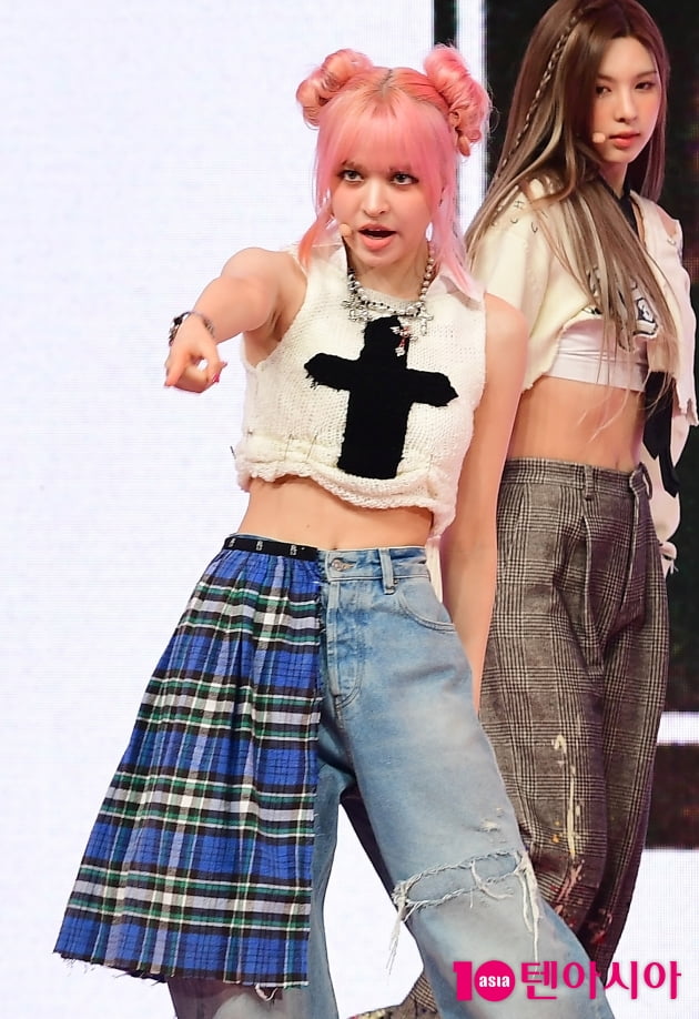 [TEN 포토] 엔믹스 릴리 '멋진 손짓'
