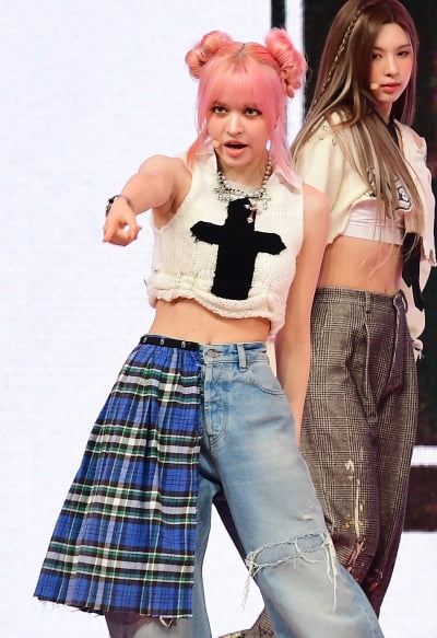 [TEN 포토] 엔믹스 릴리 '멋진 손짓'