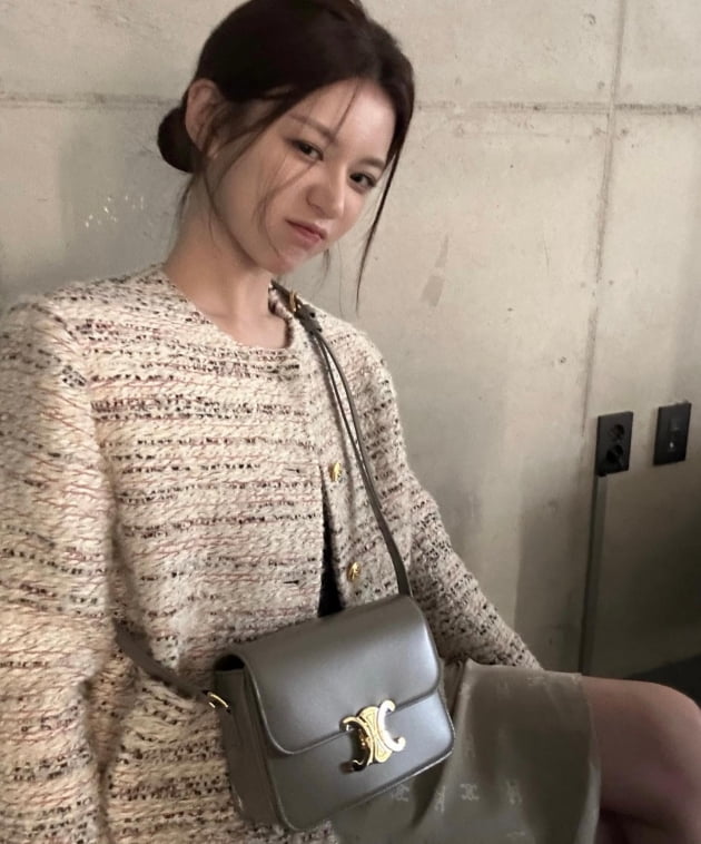 고윤정, 청순한 장난꾸러기…명품 C사 가방 보다 빛나는 미모