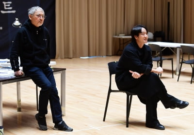 [TEN 포토] 박해수-유인촌 '파우스트 연습실 공개'