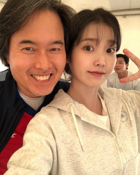 아이유, 사진만 봐도 훈훈한 '드림' 팀 자랑…빼꼼 박서준 숨은 그림 찾기 