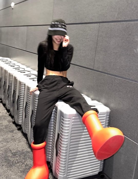 女아이돌 발 사이즈가 350mm? 팬들 기겁하게 만든 빨간색 부츠