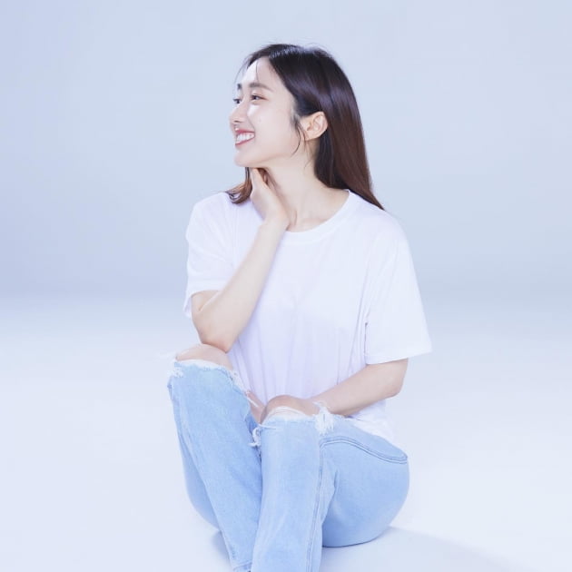 이혜성, 청순 그 자체…흰 티셔츠+찢어진 청바지만 입었을 뿐인데 여배우인 줄