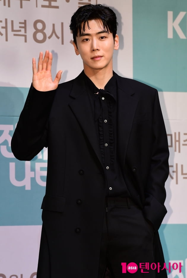 [TEN 포토] 정의제 '카리스마 인사'