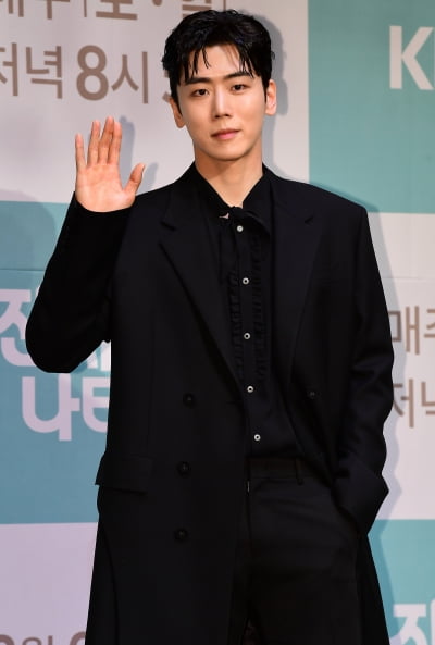 [TEN 포토] 정의제 '카리스마 인사'