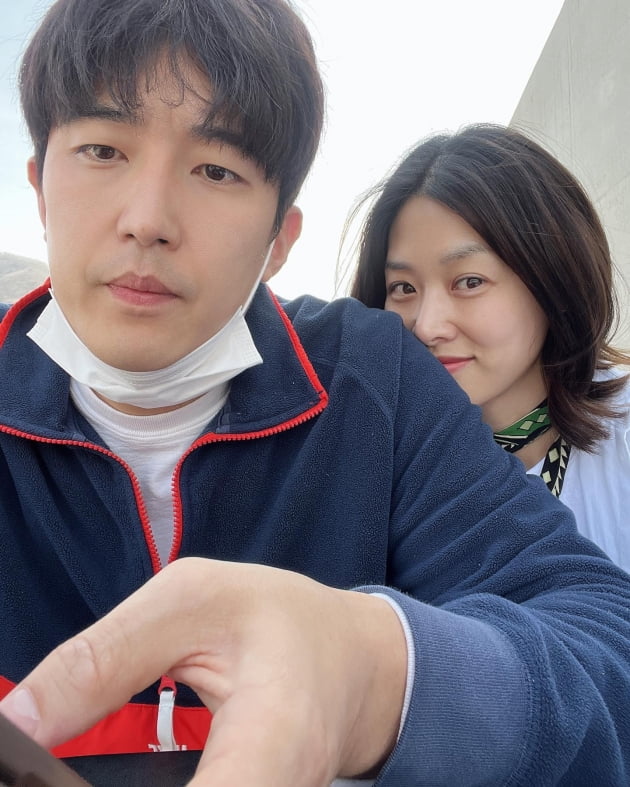 장신영♥강경준, 약 6개월만 얼굴 맞댄 투샷 공개 "햇살 좋은 날 데이트"