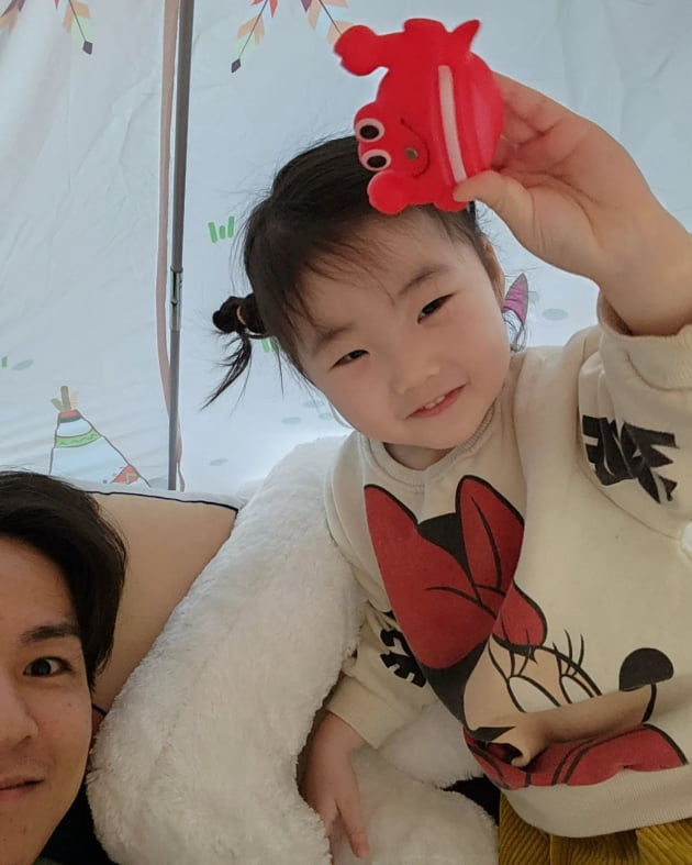 '이다은♥' 윤남기, 진지하게 낚시 중인 딸 포착…집 안에 설치한 텐트 안 등장