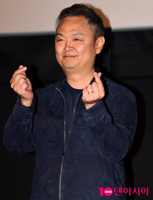 [TEN 포토] 강윤성 감독 '관객들에게 하트 날리며'