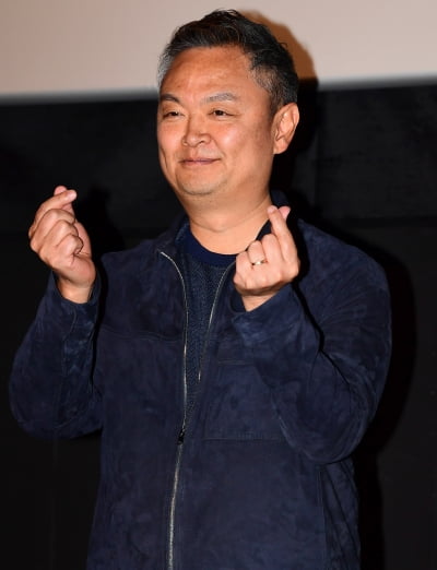 [TEN 포토] 강윤성 감독 '관객들에게 하트 날리며'